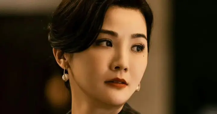 当红TVB女星官宣恋情，男友比她小10岁，43岁的她活成最清醒女王