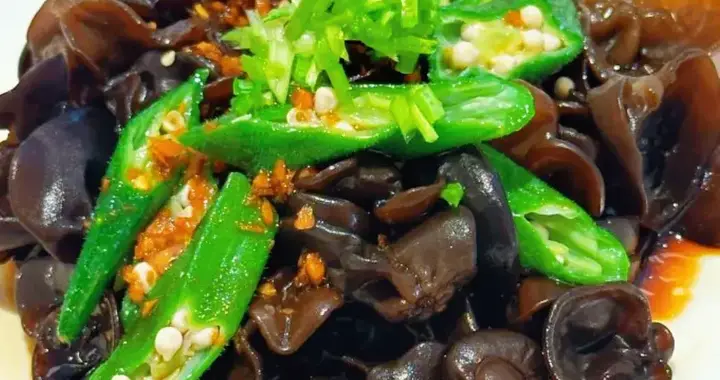 《云耳炒丝瓜：夏日必备的快手素菜，从备菜到上桌只要5分钟》