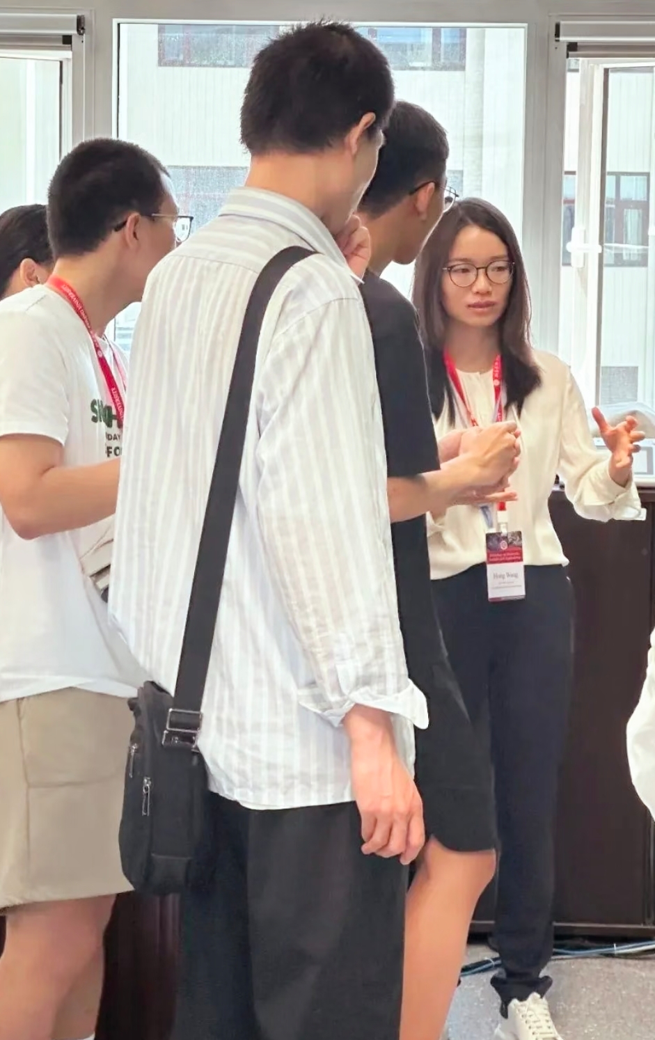 王虹在北大上课时韦东奕也会过来听课，而且听得特别认真，遇到不懂的点还会...