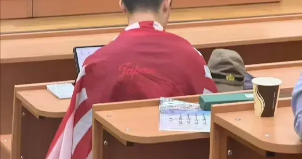 真给中国丢脸！南京留学生课堂身披日旗，摆日军帽，同胞当场怒斥