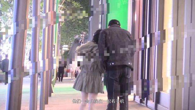 金莎与男友街头拍拖，身高166cm仍不到男方肩膀，身姿纤细无孕味