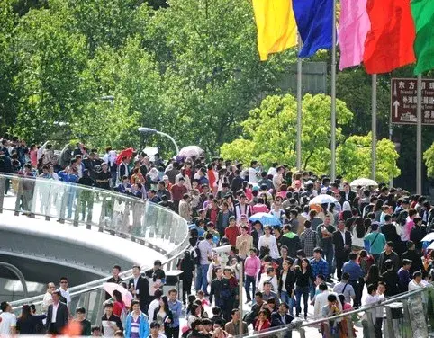 多个景区拥挤程度堪比超市发鸡蛋？