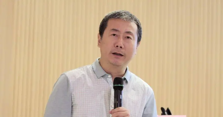 昔日名嘴方宏进合同有纠纷，从央视主持到播主，如今靠打赏谋生？