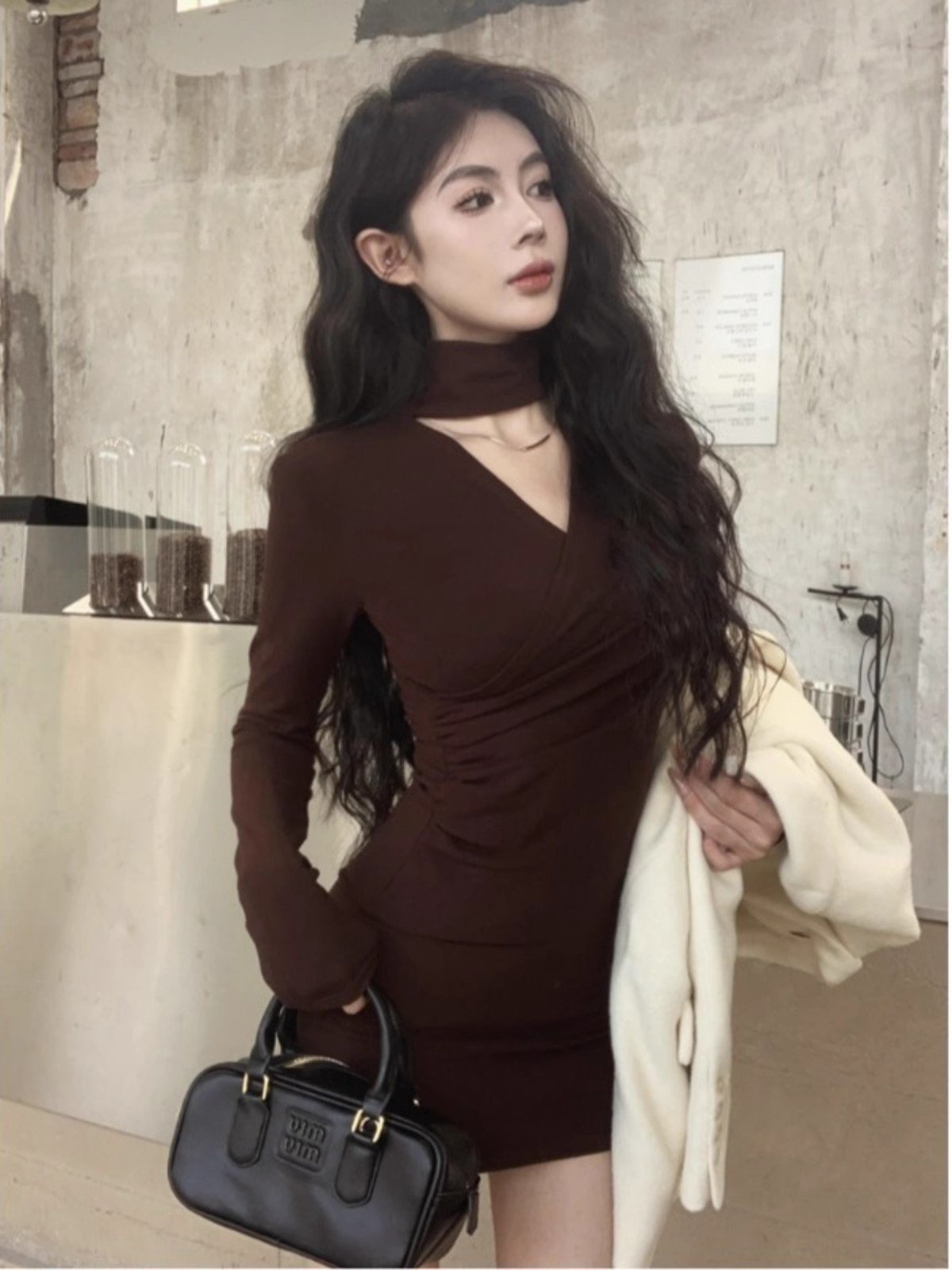 美拉德咖色V领挂脖连衣裙女秋冬内搭打底配