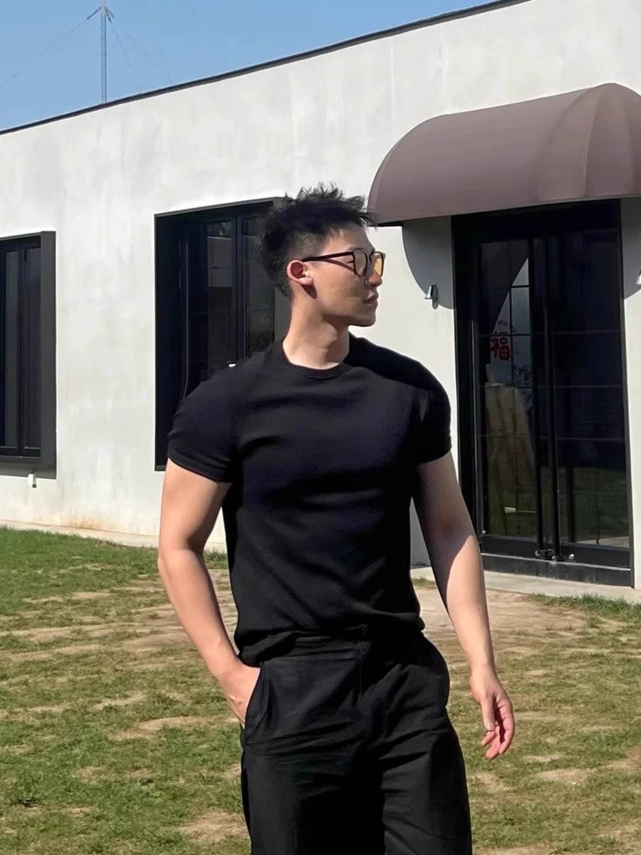 黑色收袖口正肩t恤男夏季硬汉穿搭健身运动