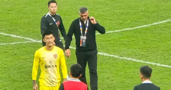 媒体人∶成都蓉城主帅阿洛伊西失去信任，在球员心里已经没有地位