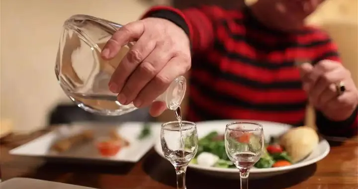 医生发现：脑梗患者常喝酒，不出半年，身体或出现 8 大明显改变！