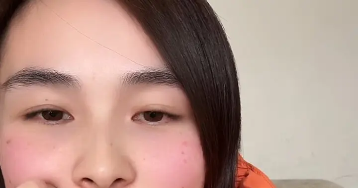 三哈瑾汐两个月以来首开直播，被人说厚脸皮，淡定回应没去相亲。