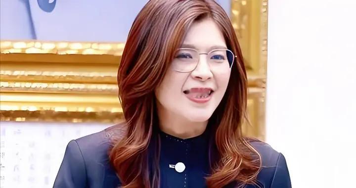 国台办一句“家里事”，点透郑丽文访美：脚踩两只船，不如当座桥