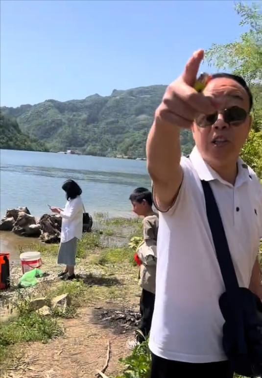 钓鱼小伙遭放生家族驱赶，气势嚣张，小伙硬刚报警，农业局回应了