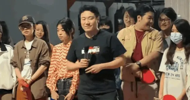 梁靖崑北影上课画面曝光：长相憨 说话逗 还爱夸人，这课谁不爱上?