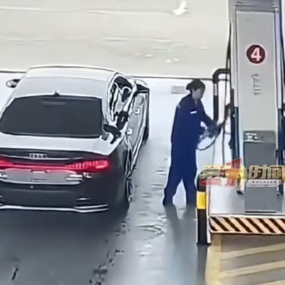 漏嘴小王子：鄙视，买得起奥迪加不起油？这