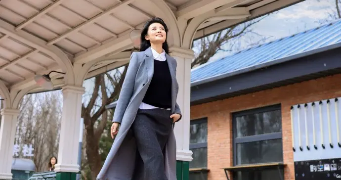 主持人周涛今日份营业美照，又酷又美的阿姨，走路带风