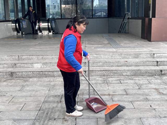 弘扬雷锋精神 共建文明城市｜平安金服洛阳分公司城市文明清扫活动