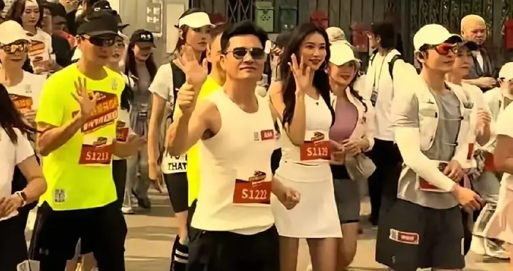 70岁吕良伟现身香港马拉松，岁月从不败自律之人