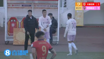 灵狼物语：阿兹拉克被换下场时摊开双手对主