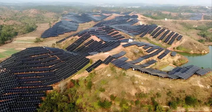 江西遂川荒山披“蓝甲”：光伏年收千万，照亮乡村共富新路径