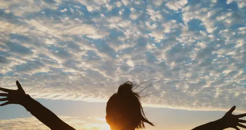 路灯拉长的影子里，我只想陪你踩雪慢慢回家