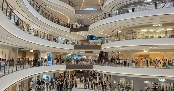 全国破10000家购物中心，六成高度雷同，是谁废掉了逛街？