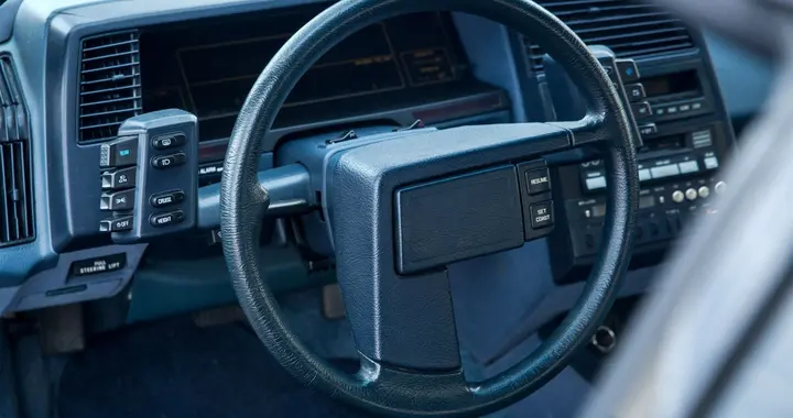 10辆车，有9辆方向盘都是“偏着装”，为什么要这样设计？