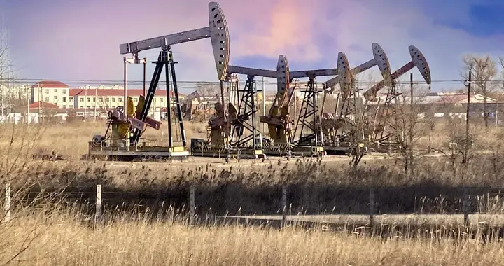 不装了：以色列直接开打能源设施，美国彻底被绑上战车