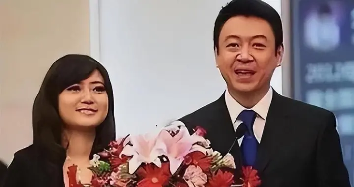 私生活混乱？被传10年换5任妻子，从央视离职的他，如今怎么样了