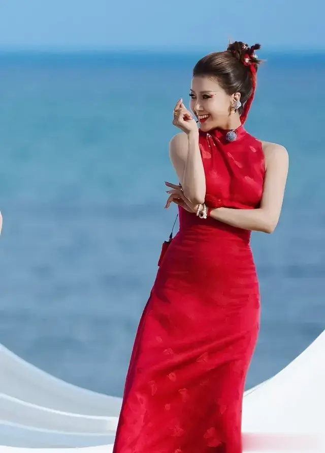 王蓉浪姐2025一公舞台惊艳亮相，俏皮小辫造型惹人爱！