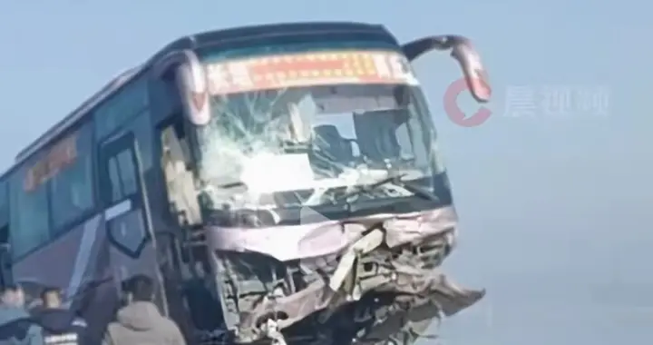 开封黄河大桥发生多车追尾事故，一大巴车撞出护栏险坠桥！