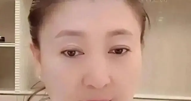 闫学晶自曝年入几十万难养家，遭网友抵制喊话品牌：换人！