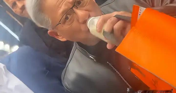 黄仁勋现身北京南锣鼓巷，偶遇路人投喂体验老北京豆汁