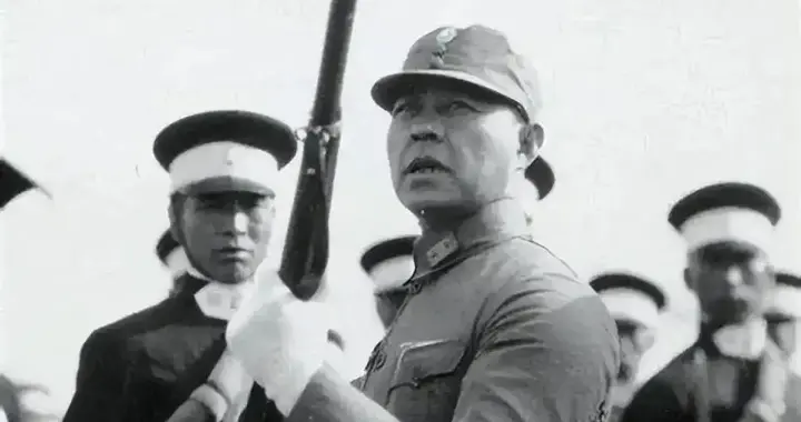 被日本尊为中国战神，却被百姓骂为汉奸？牺牲后蒋介石扶灵痛哭！