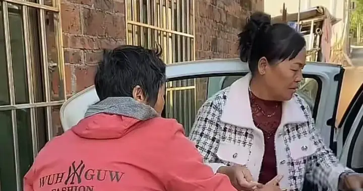 全红婵妈妈盛装打扮回娘家！拉了一车零食见人就发，亲戚笑不拢嘴