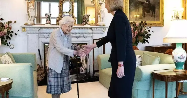 女王最后的夏天：手背淤青，强撑完成首相任命仪式，只有女儿陪着