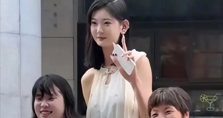20岁女孩身高2.26米，貌美如花，妈妈却嫌弃：比门还高，咋找对象
