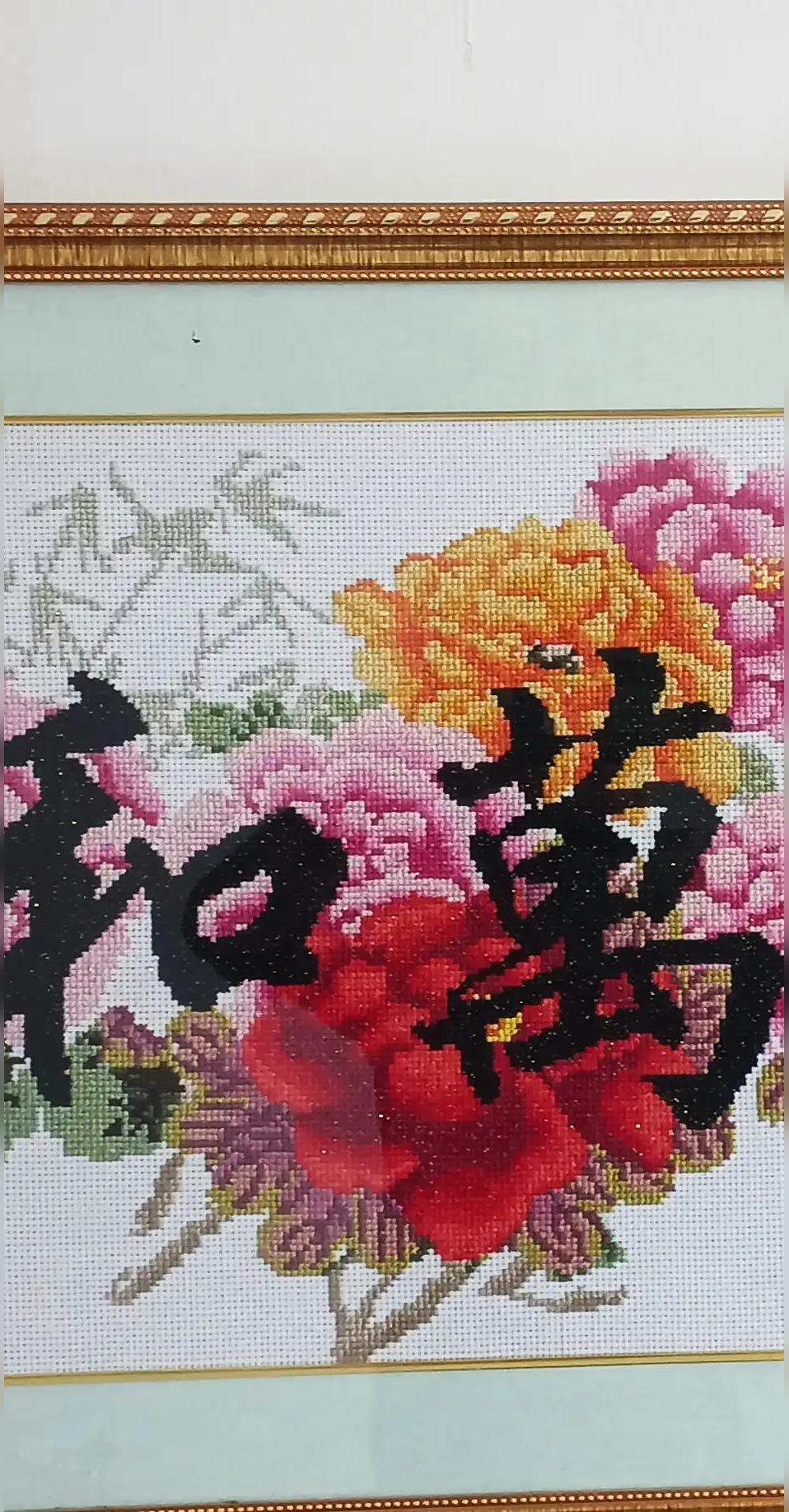 这是我十多年前，也是我第一次做的十字绣，大概用了一年多的时间，才把它做好了。
太难绣了，最难的是看图