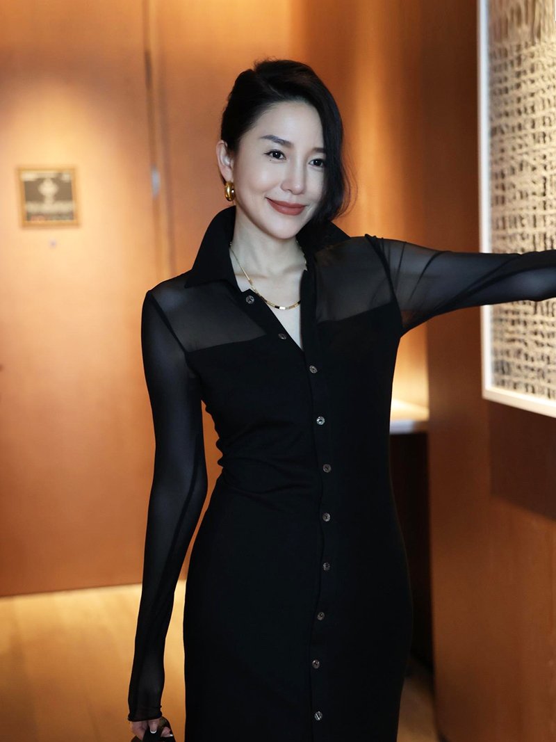 OOTD法式高级感黑色拼接收腰连衣裙