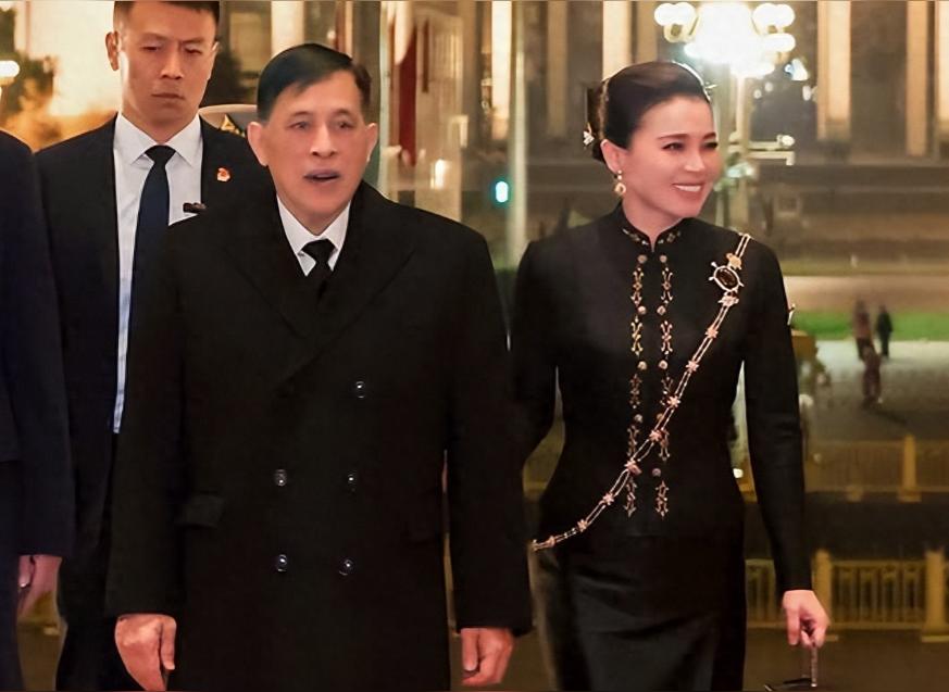 泰国国王携手苏提达王后抵达人民大会堂参加欢迎宴，同穿情侣颜色衣服，默契...