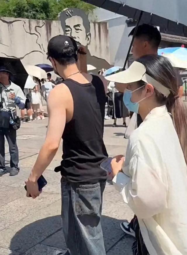 张艺兴现身绍兴地铁，顶流私下真面目彻底曝光，现场路人直呼太意外