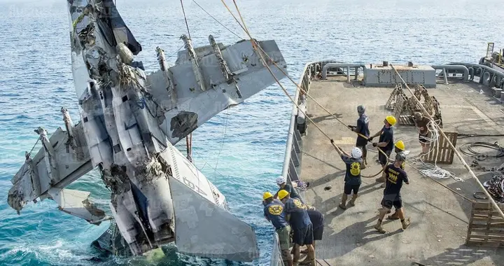 难怪美航母全部逃离南海！3架坠海飞机捞不回，不能让中国看笑话