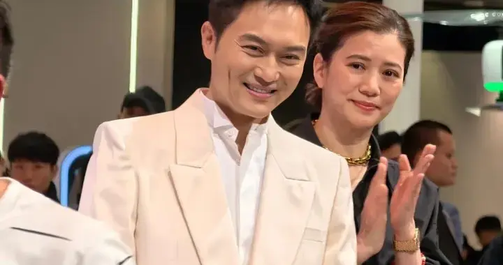 张智霖真抗老，和袁咏仪同框像弟弟，靓靓没有医美的脸老了也美