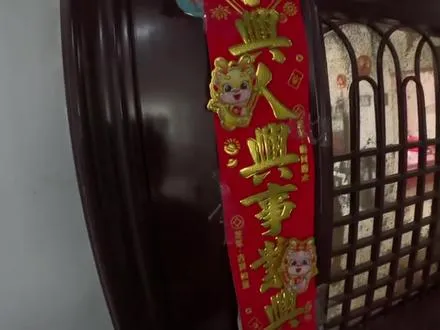 小孩哥给弟弟闹着玩，把弟弟锁了   ,小孩哥把弟弟锁在箱子里-