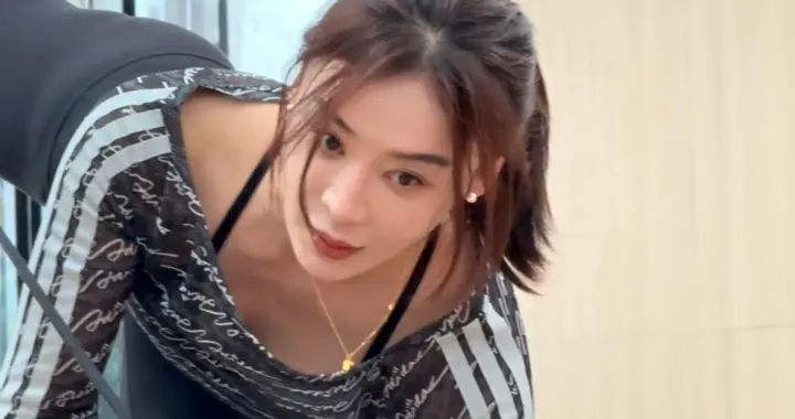 袁姗姗练普拉提，大秀好身材！