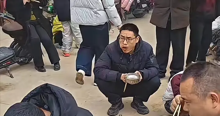 农村白事大锅菜，全村男女老少蹲着吃，我狂吃了三大碗三个馍真香