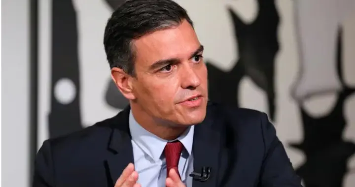 整个欧洲都跪着，只有它站直了，驱逐以大使，还禁止美国使用基地