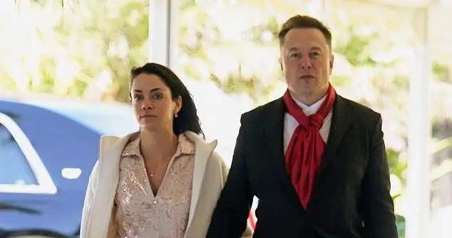 印度裔高管有手段！相貌不如马斯克任何一个前任，如今手牵手亮相