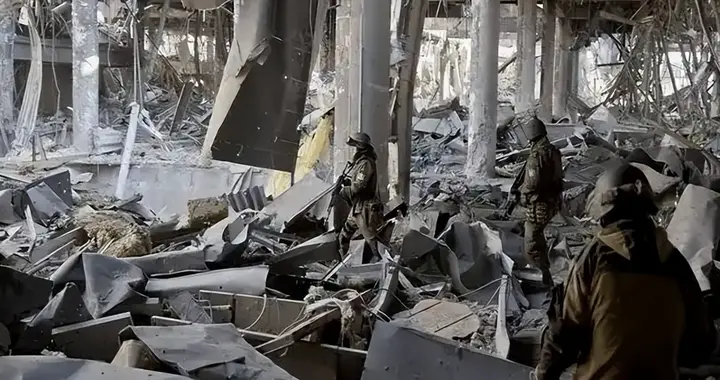 3吨炸弹攻坚！乌军战壕死战：顿巴斯拉锯战，波兰兵陷重围