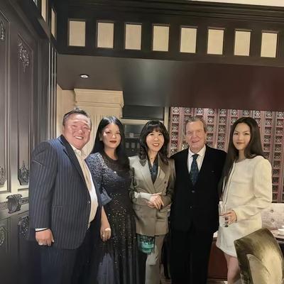 优优时尚穿搭：李湘的社交圈真厉害，经常带