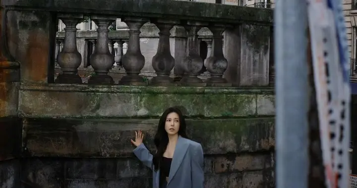 曾黎，一身蓝色西服套装，尽显摩登时髦的自信气场