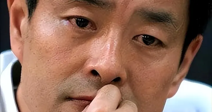 72岁濮存昕用绳将自己和94岁母亲绑一起，就像脐带，原因让人泪目