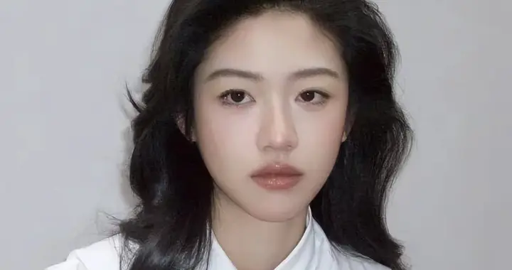 烟瘾极大！知名女演员事发三小时发声致歉！5天前刚因分手上热搜